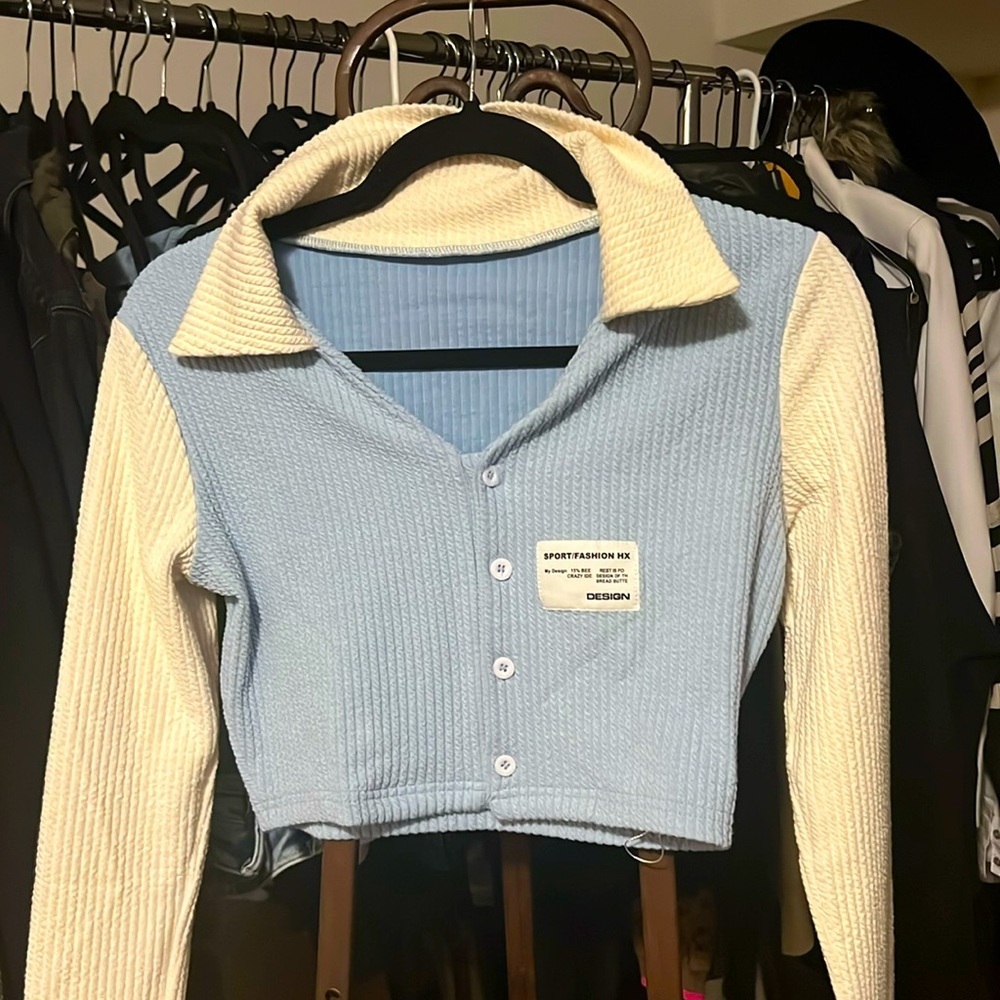 Women’s Medium cropped collared sweater —runs small